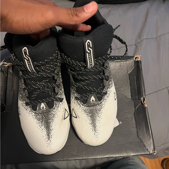 black and white under armor cleats size 7 - Picture 4 of 4